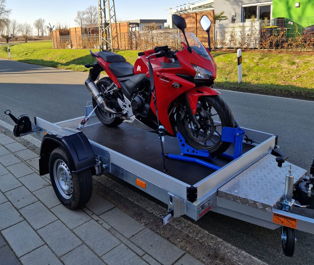 Motorrad wird auf einem speziellen Motorradanhänger transportiert